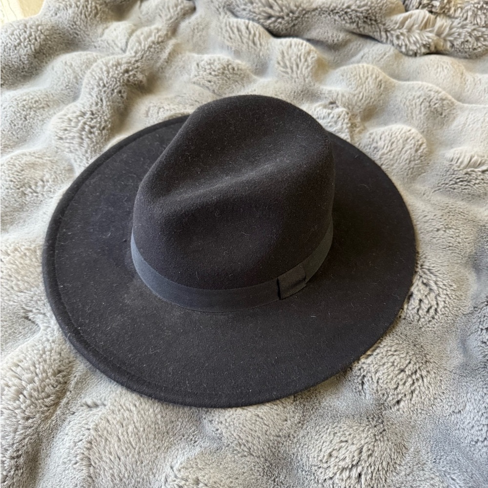 Black witchy hat